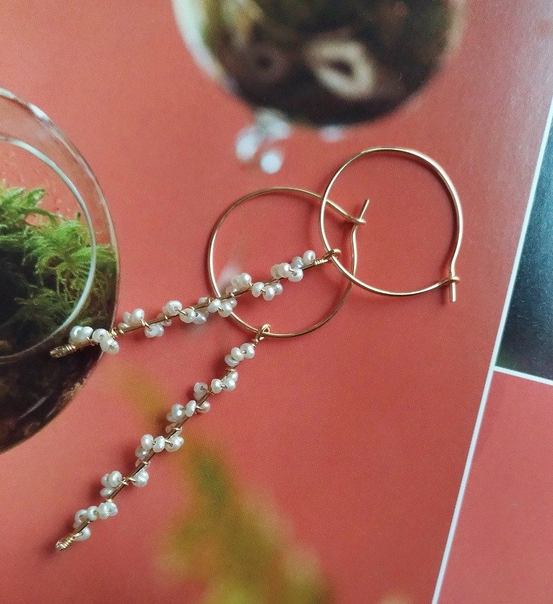 Buds bloom water pearl earrings / Buds bloom water pearl earrings - Earrings & Clip-ons - Gemstone White