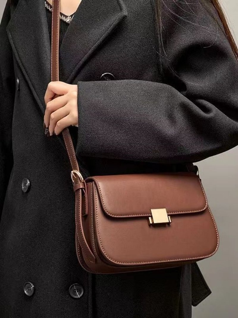 Genuine leather bag, small square bag, crossbody bag, shoulder bag, genuine leather baguette bag, genuine leather women's bag, side backpack - กระเป๋าแมสเซนเจอร์ - หนังแท้ สีนำ้ตาล