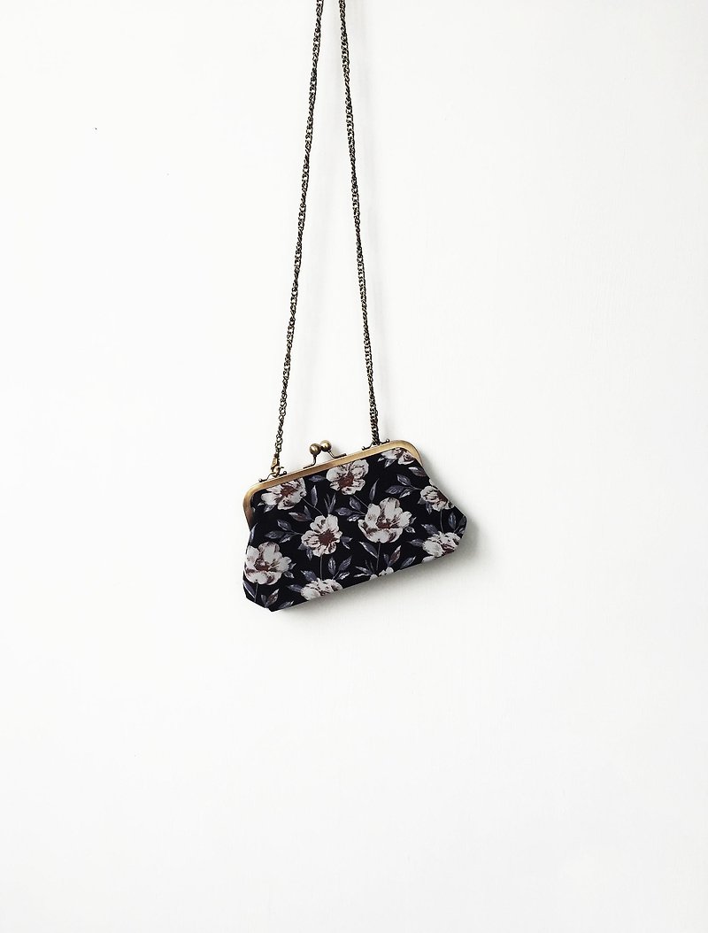 White flowers blue flowers clasp frame bag/with chain/ cosmetic bag - กระเป๋าคลัทช์ - ผ้าฝ้าย/ผ้าลินิน สีดำ