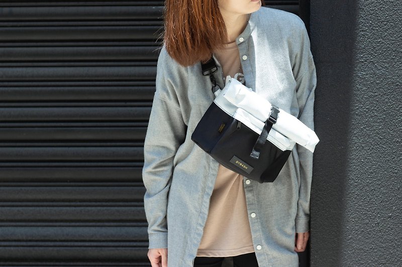 【Transformable Waist Bag 】Cross body Bag/ Walking Bag(Black &White) - กระเป๋าแมสเซนเจอร์ - วัสดุกันนำ้ 