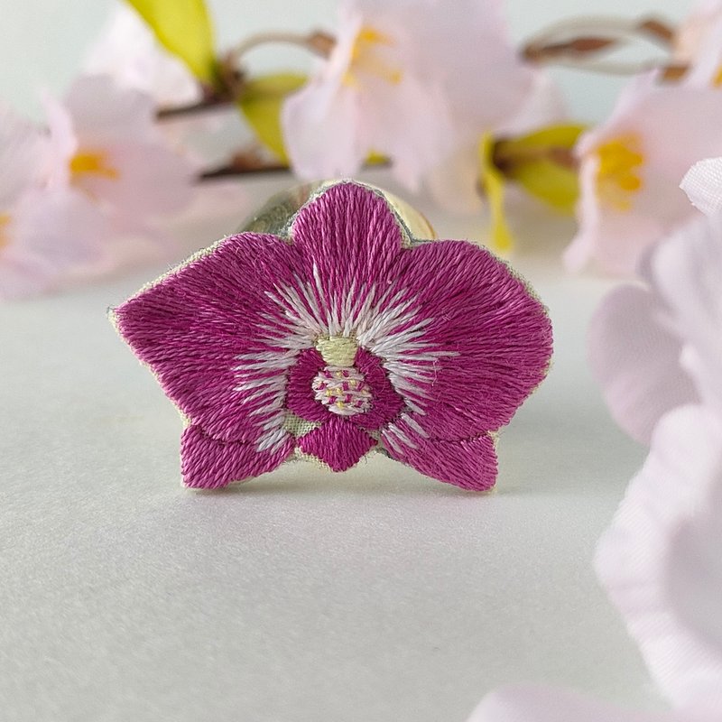 赤い蘭の刺繍ブローチ - 胸針 - 棉．麻 紅色