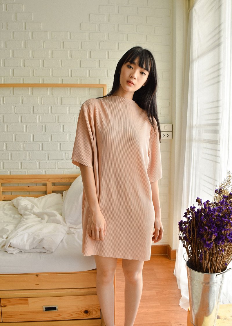 MINIMAL NUDE PINK PLEAT OVERSIZED DRESS WITH HIGH NECK AND SHORT SLEEVE - 洋裝/連身裙 - 其他材質 粉紅色