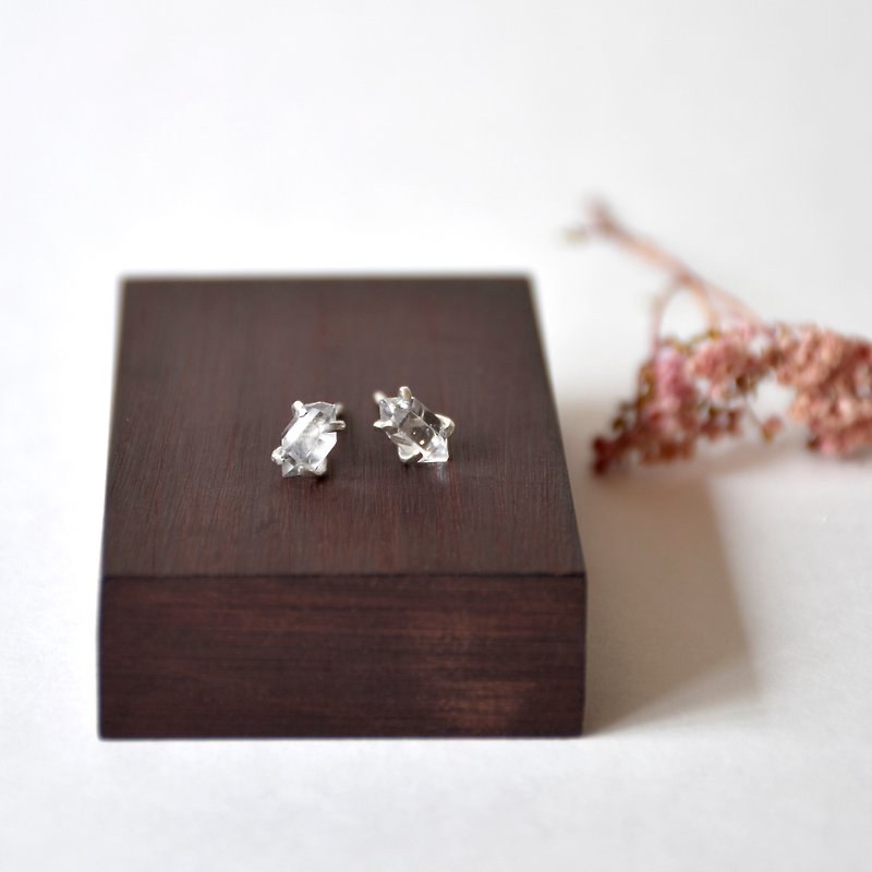 Handmade Herkimer diamond with sterling silver Stud Earring, April Birthstone - ต่างหู - เครื่องเพชรพลอย ขาว