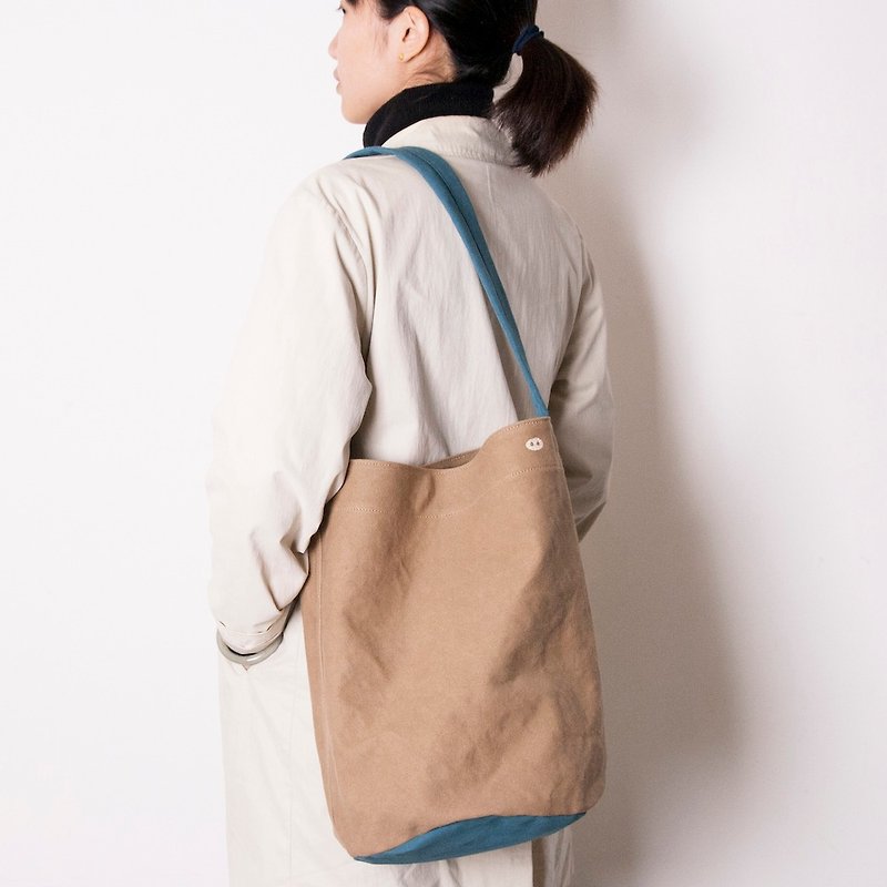 Mushroom Mogu / canvas cylinder shoulder bag / A Fu (cinnamon) - Messenger Bags & Sling Bags - Cotton & Hemp Khaki