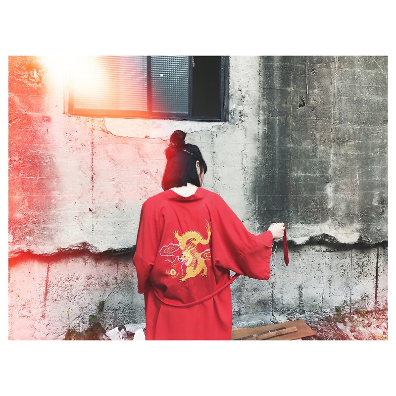 A‧PRANK :DOLLY :: Vintage VINTAGE Red Long Chinese Embroidered Messenger Cardigan (J804017) - จัมพ์สูท - ผ้าฝ้าย/ผ้าลินิน สีแดง