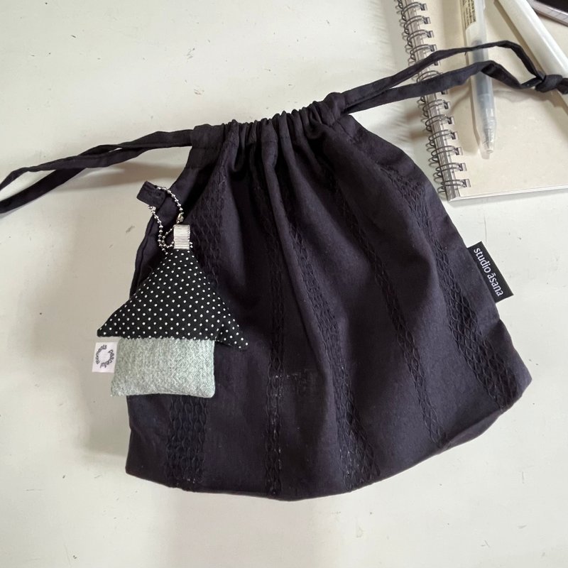 (black) dobby drawstring pouch (M) - กระเป๋าเครื่องสำอาง - ผ้าฝ้าย/ผ้าลินิน สีดำ