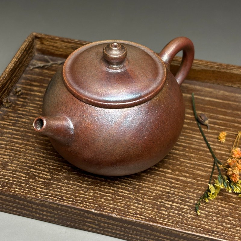 台灣名家王文玉【柴燒】玫瑰金手拉壺 - 茶壺/茶杯/茶具 - 陶 金色