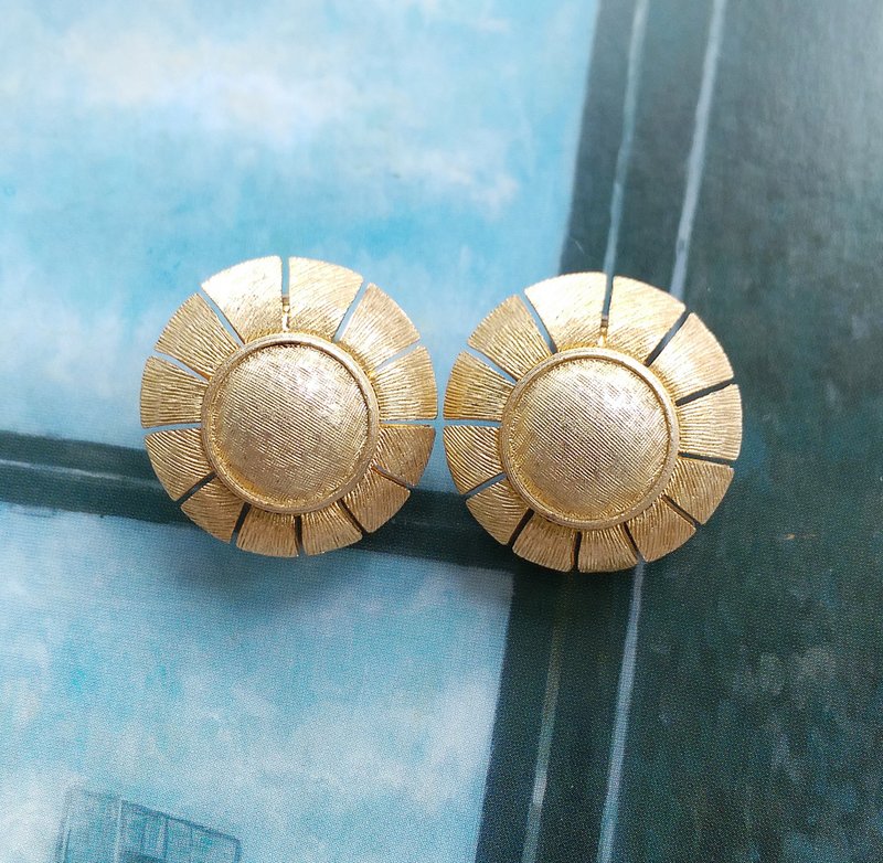 Vintage Jewelry 西洋古董飾品 霧面刷金花型 夾式耳環 - 耳環/耳夾/耳骨夾 - 其他金屬 金色