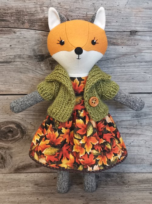 オレンジ色のキツネの女の子、手作りのウールのぬいぐるみ