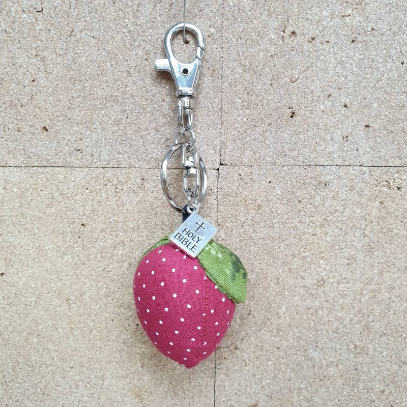 Strawberry shaped Bible charm patchwork keychain - ที่ห้อยกุญแจ - ผ้าฝ้าย/ผ้าลินิน 