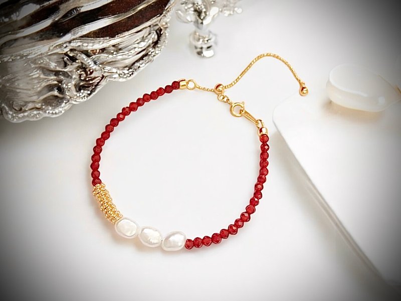 Japanese imported natural freshwater special-shaped pearls, natural diamonds, faceted red corundum, elegant pull-out bracelets - Bracelets - Pearl Gold