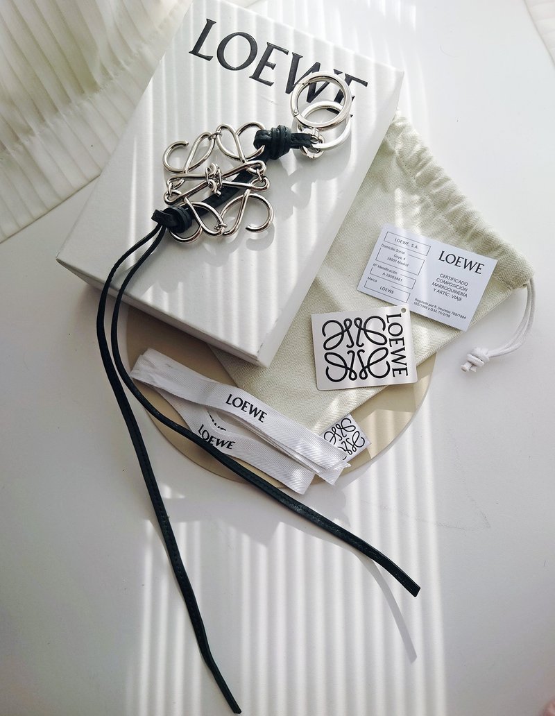 中古美品帶袋標盒 Loewe anagram 流蘇包包掛飾掛件鎖匙扣鑰匙圈 - 鑰匙圈/鑰匙包 - 真皮 黑色