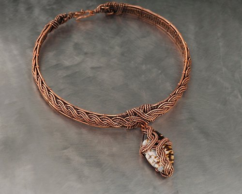 Wire Wrap Art 這款瑪瑙吊墜採用銅項鍊。 獨特的手工繞線銅首飾。