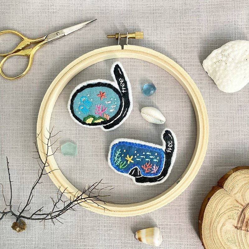 Hand-embroidered pins for marine aquariums in the visor - Badges & Pins - Thread Multicolor