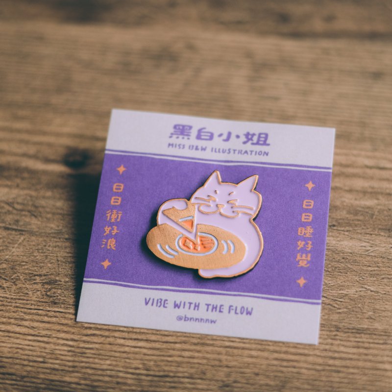 MEOWSIC CLUB Metal Badge-Wild Cat Eating Pizza - เข็มกลัด/พิน - โลหะ สึชมพู