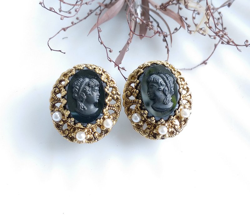 【西洋古董飾品 】西德製 花絲 黑玻璃CAMEO  典雅 夾式耳環 - 耳環/耳夾/耳骨夾 - 其他材質 金色