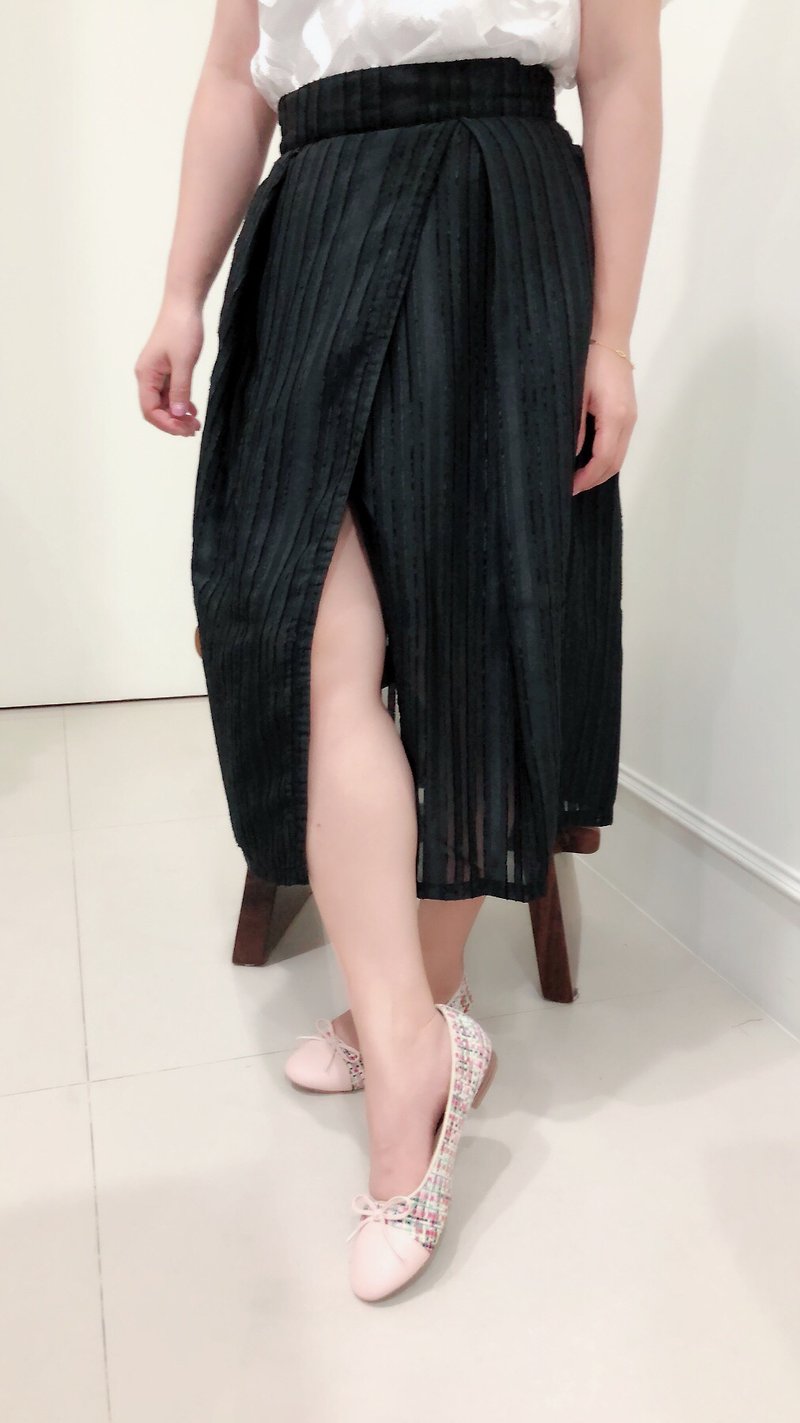 Flat 135 X Taiwan designer series Japanese selection fabric black skin line fabric opening - กางเกงขาสั้น - เส้นใยสังเคราะห์ สีดำ