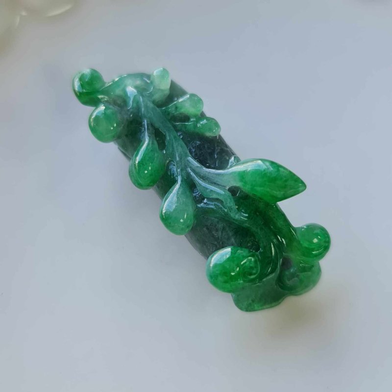 Spicy green dead trees come into spring | Natural Burmese jade A grade jade - Necklaces - Jade 