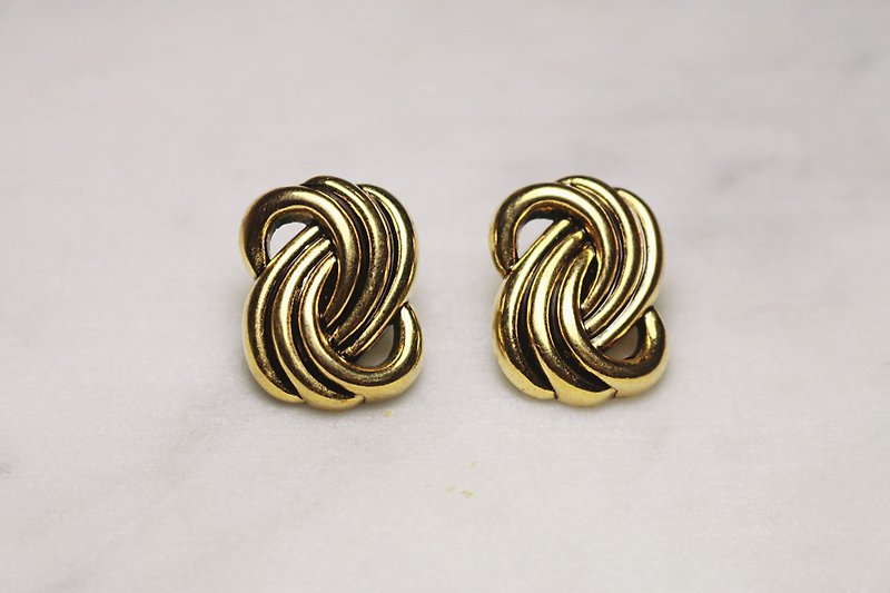 // Golden elegant earrings // ve155 - ต่างหู - พลาสติก สีทอง
