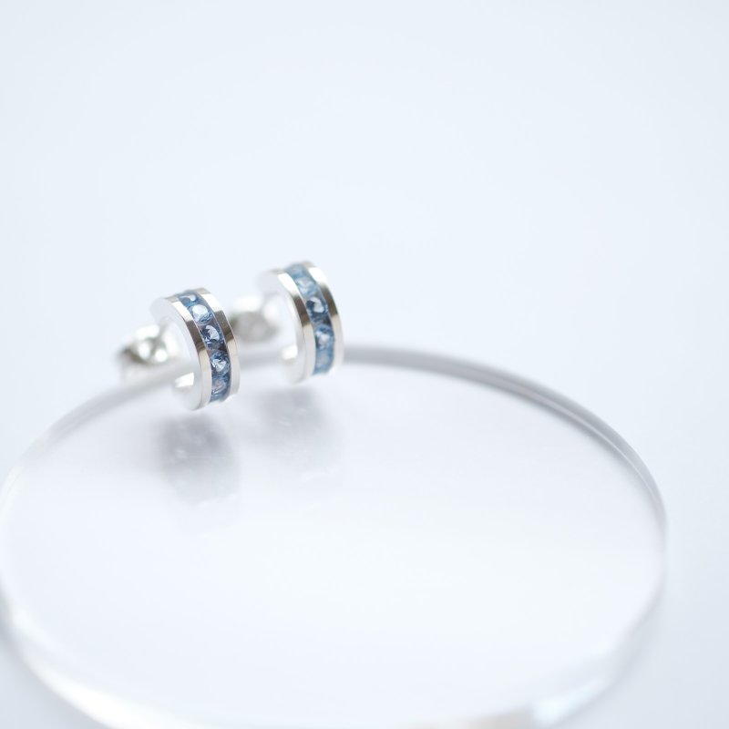 Mini aquamarine hoop earrings in 925 Silver - ต่างหู - โลหะ สีน้ำเงิน