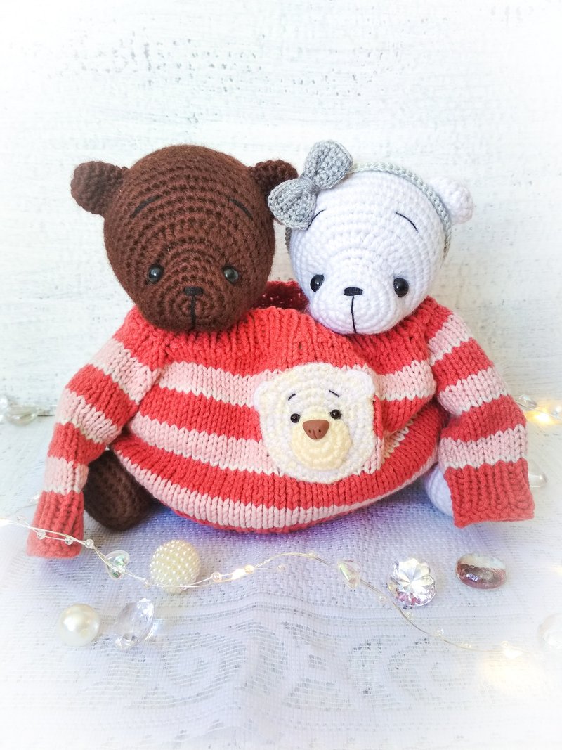 Crocheted set toys polar and brown teddy bear in sweater. Stuffed animal bears - ตุ๊กตา - ผ้าฝ้าย/ผ้าลินิน หลากหลายสี