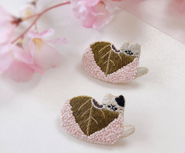 桜餅を食べる猫の刺繍ブローチ - ショップ ちむねこ ブローチ - Pinkoi