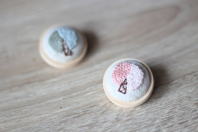 【WIJ Handmade】手刺繡別針 | 山櫻花 - 胸針 - 棉．麻 粉紅色