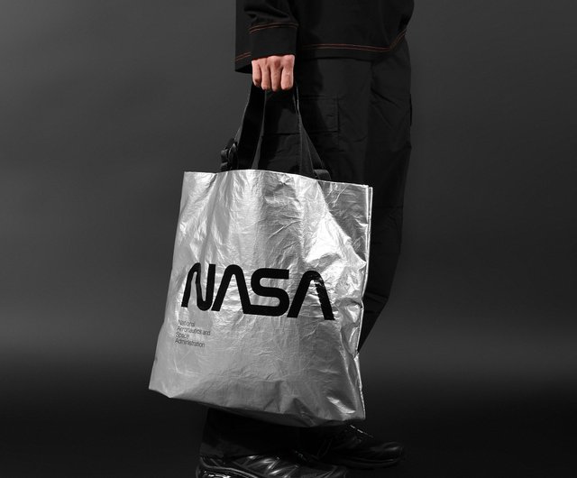 Nasaアジャスタブルハンドルトートバッグシルバー ステッカーセット付き ショップ Fyber Forma トート ハンドバッグ Pinkoi