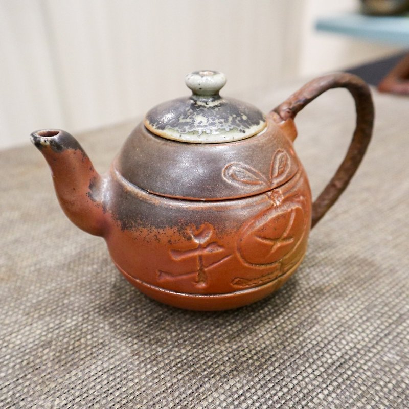 Tea heart Zen handmade wood-burning rattan Bronze handle Xuanji teapot 180cc - Teapots & Teacups - Pottery Gold