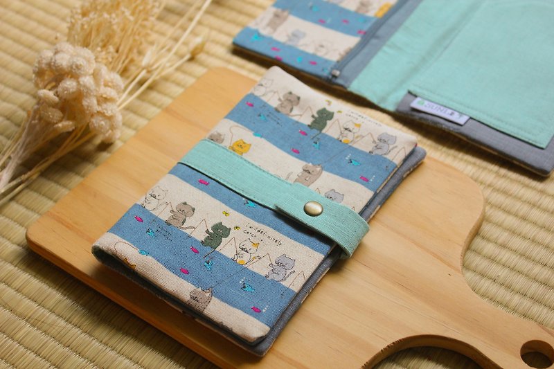 【Fishing Cat】Passport Holder/Passbook Cover - ที่เก็บพาสปอร์ต - ผ้าฝ้าย/ผ้าลินิน สีน้ำเงิน