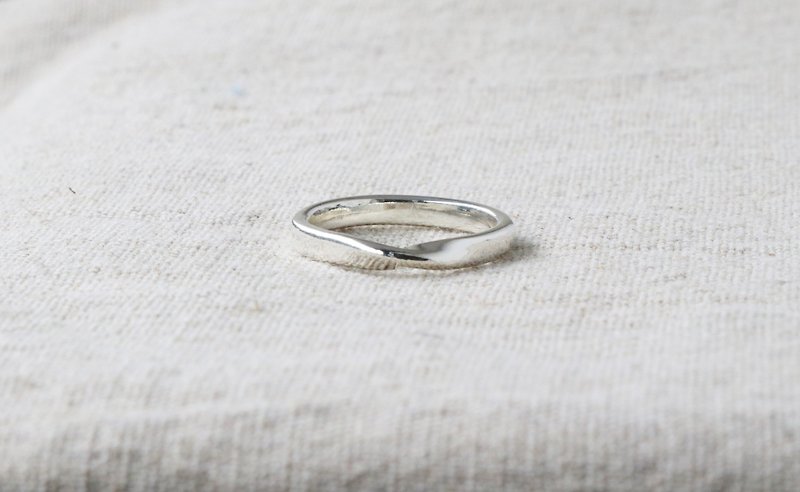 Kawagoe [Silver 925] Mobius sterling silver ring handmade custom - แหวนคู่ - เงินแท้ สีเงิน