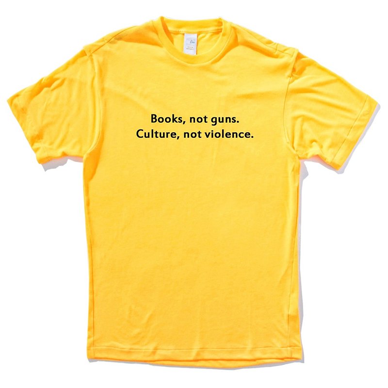 Books Not Guns Culture NotViolence半袖Tシャツ黄色の春のテキスト - Tシャツ メンズ - コットン・麻 イエロー