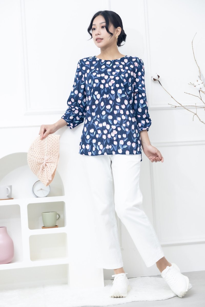 Pink tulip print top dark blue - เสื้อผู้หญิง - วัสดุอื่นๆ สีน้ำเงิน