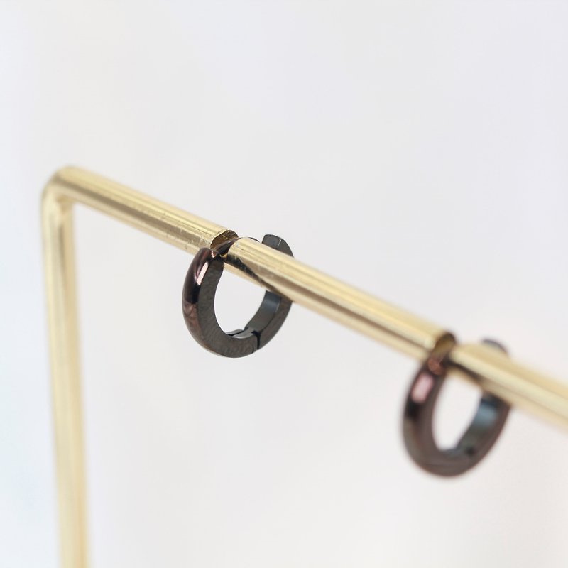 [SWS Jewelry] Dark Mini Hoop Earrings Anti-allergic Medical Steel Easy Buckle - ต่างหู - วัสดุอื่นๆ สีดำ