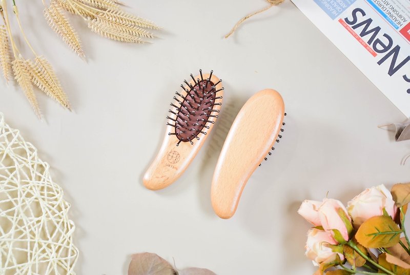 Youtai Goods Pure Titanium Handmade Crescent Massage Comb Beech Made in Taiwan - Makeup Brushes - Other Metals 