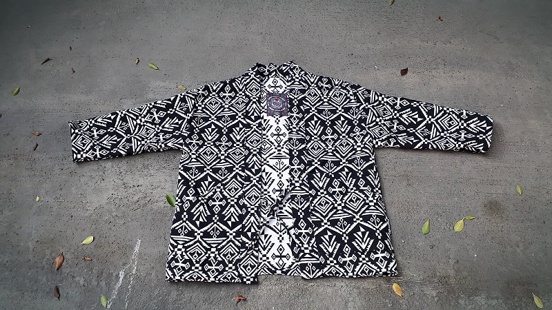 AMIN'S SHINY WORLD handmade custom KIMONO geometric black and white totem national blouse coat - เสื้อโค้ทผู้ชาย - ผ้าฝ้าย/ผ้าลินิน สีดำ