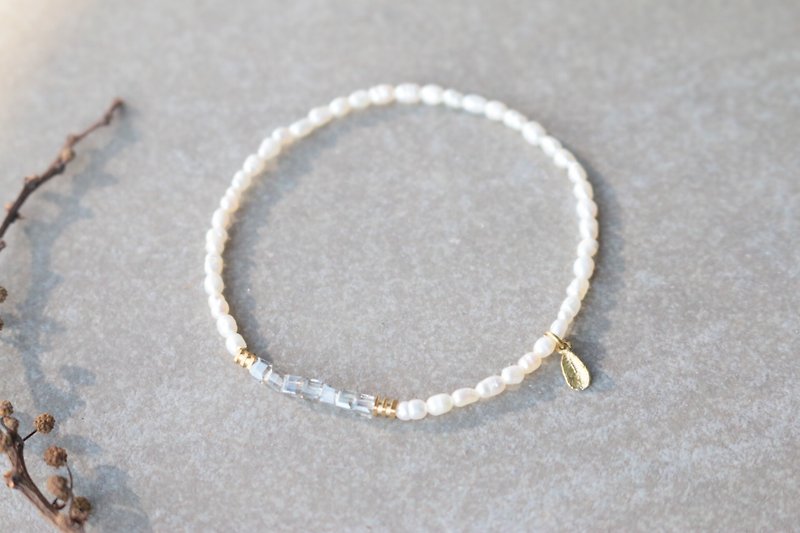 Pearl bracelet 0032 - fallen leaves - สร้อยข้อมือ - วัสดุอื่นๆ สีเทา