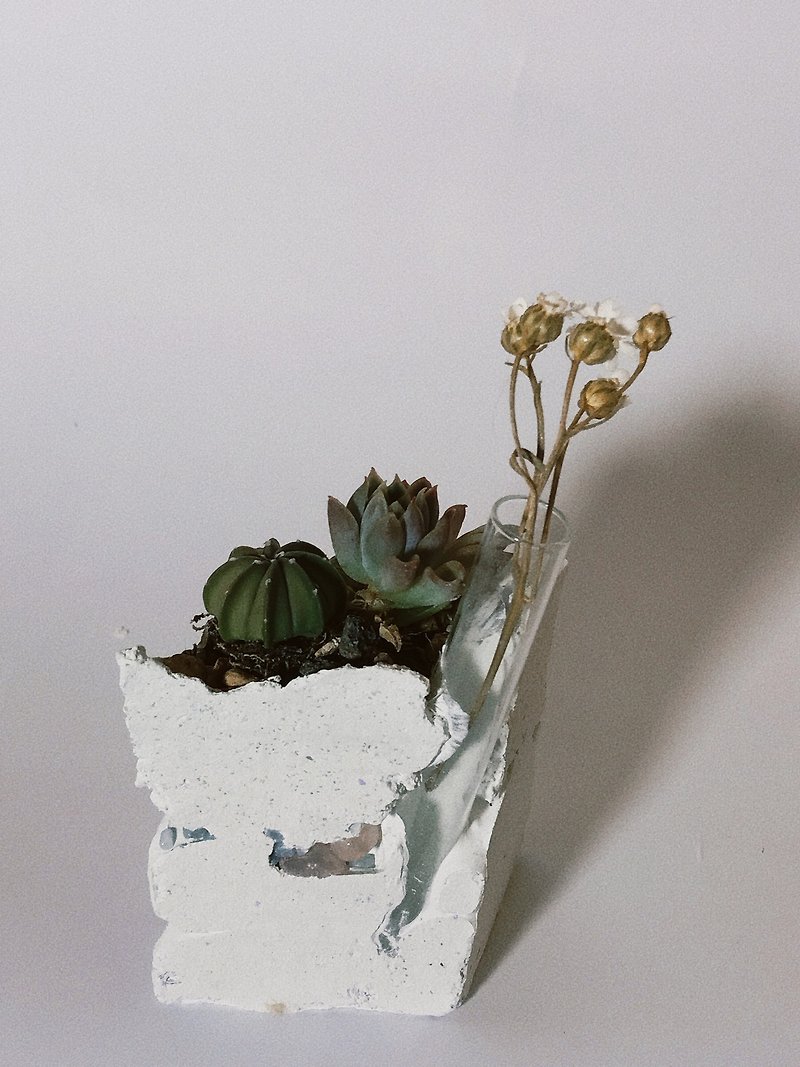 Cement gypsum irregular vase green crystal mixed material hand-made ruffled flower ornament - เซรามิก - ปูน 