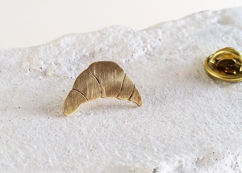 ☆ Croissant ☆ Brass pin badge - Brooches - Other Metals Gold