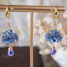 クリスタルの花束ピアス 青い彼岸花のピアス（シルバータイプ） ピアス（フック