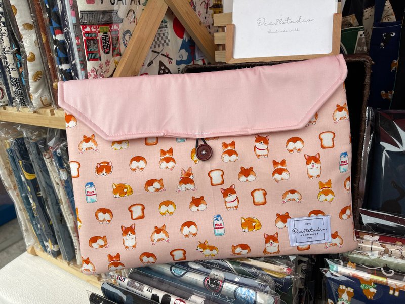 F195 Cherry Blossom Pink Milk Bread Corgi Patchwork Laptop Case - กระเป๋าแล็ปท็อป - ผ้าฝ้าย/ผ้าลินิน 