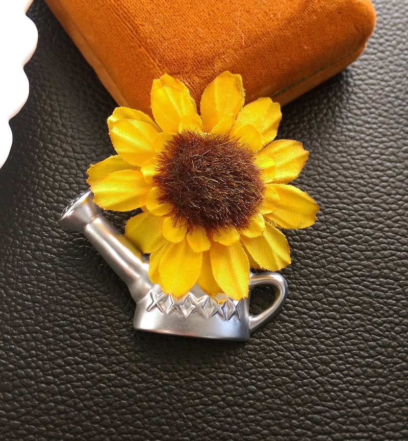 【美國西洋古董飾品】早期塑料 灑水花器 花朵 別針  胸針 - 徽章/別針 - 其他材質 金色
