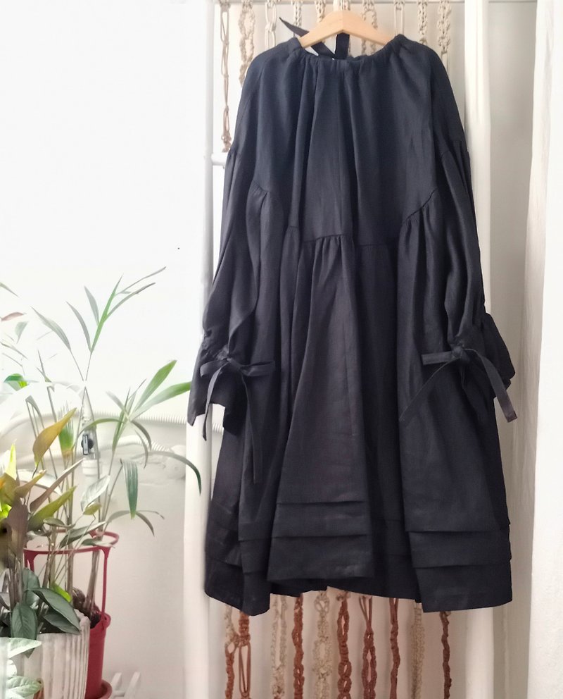 Round neck (adjustable) back tie shell buckle open gusset A-line umbrella-shaped short dress--black pure linen - ชุดเดรส - ผ้าฝ้าย/ผ้าลินิน สีดำ