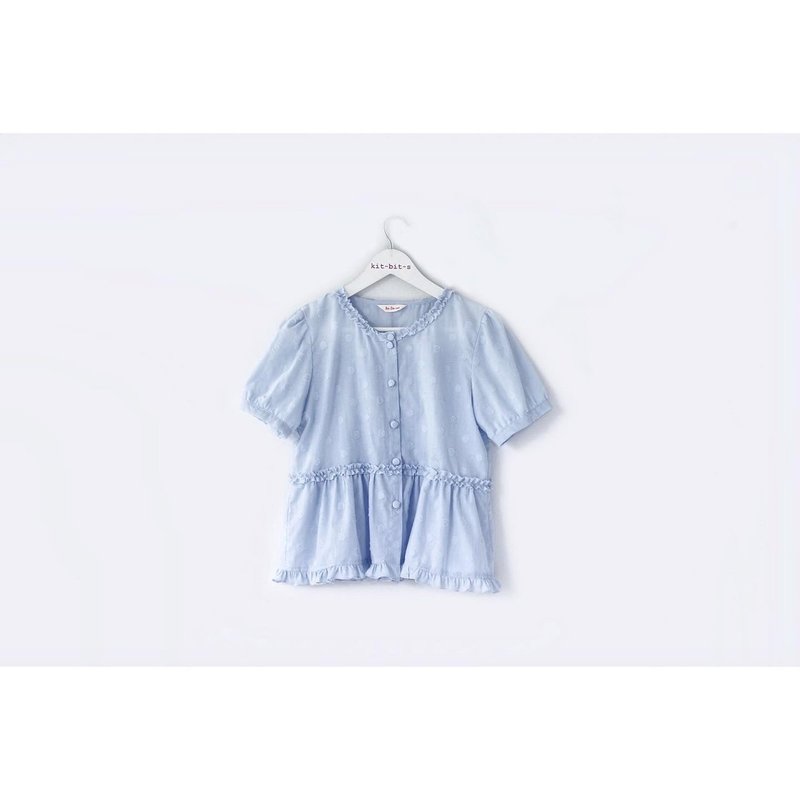 Light blue polka dot short-sleeved shirt with ruffles and cut-out hem - 女上衣/長袖上衣 - 棉．麻 