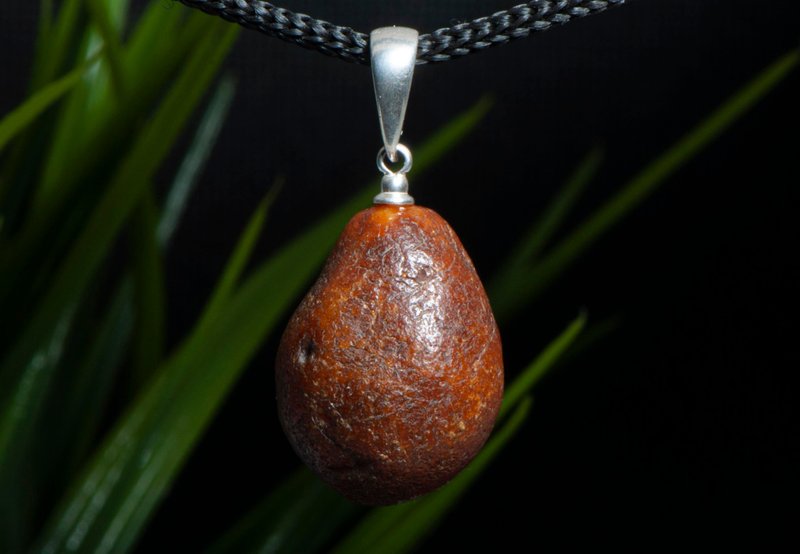 Rare amber drop pendant, Naturale's pendant, Untreated amber stone pendant - สร้อยคอ - เครื่องประดับพลอย สีนำ้ตาล