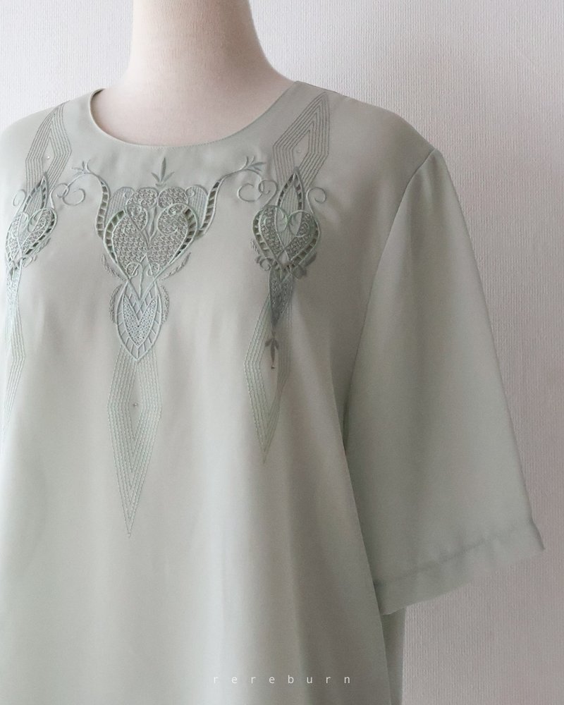 Japanese-made retro geometric totem embroidery loose button-back short-sleeved teal vintage shirt - Women's Shirts - Polyester Green