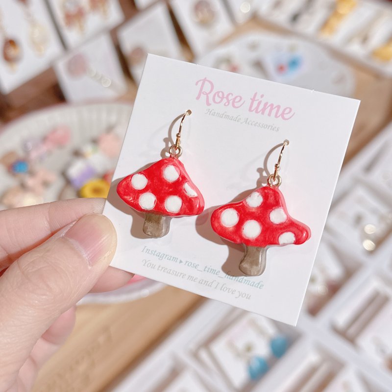 Hand-painted forest red mushroom earrings - Earrings & Clip-ons - Clay Red