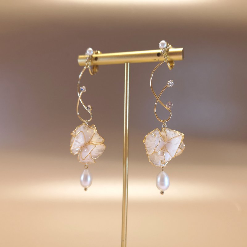 Man Man| Clip-On Ear Hook| Handmade Wedding Resin Crystal Flower Ornaments - Earrings & Clip-ons - Other Materials White