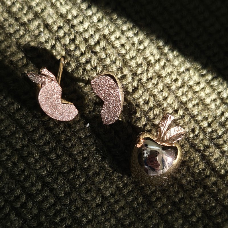 A sliced apple Mini earrings 14k - 耳環/耳夾/耳骨夾 - 其他金屬 多色