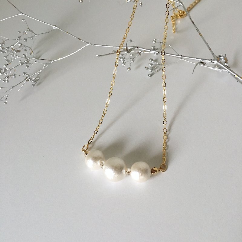 Cotton pearl 3 granulated necklace Light Beige - สร้อยคอ - ผ้าฝ้าย/ผ้าลินิน ขาว